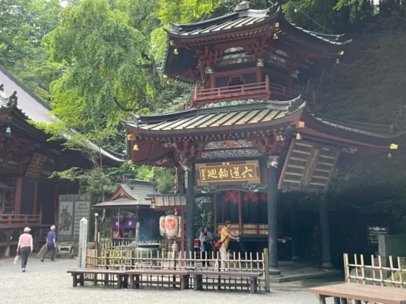 Yukinoshita on a stone wall