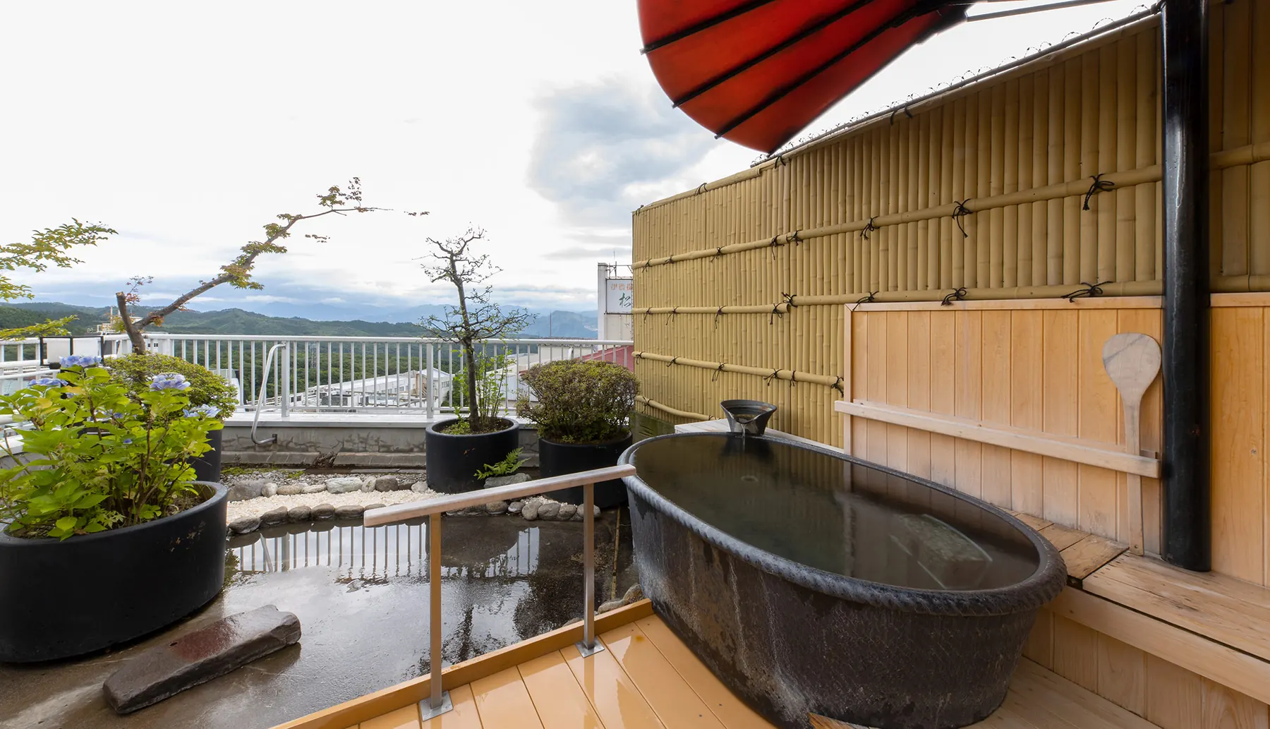 Day-use open-air bath