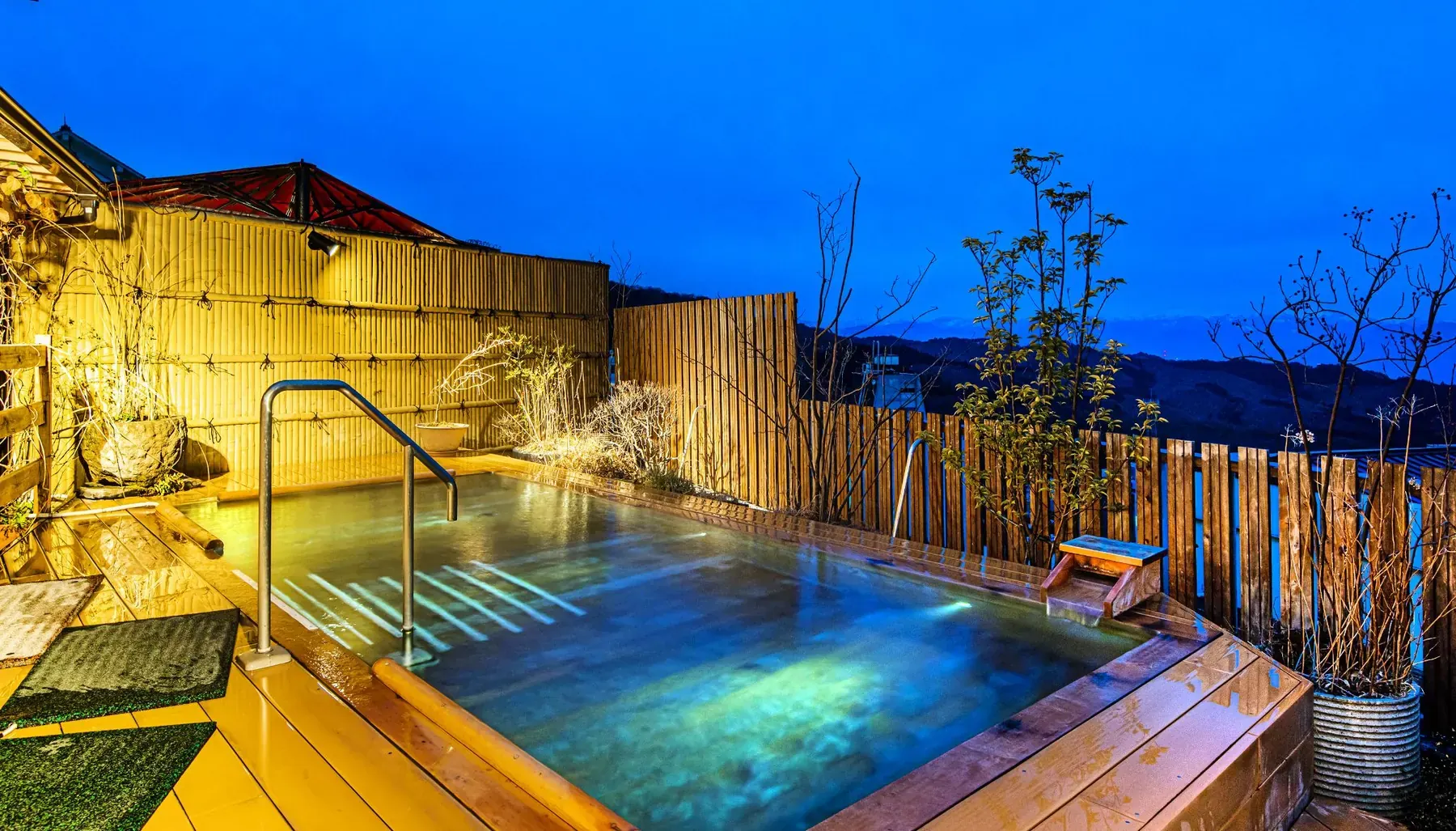 Rooftop open-air bath Honoka among hinoki