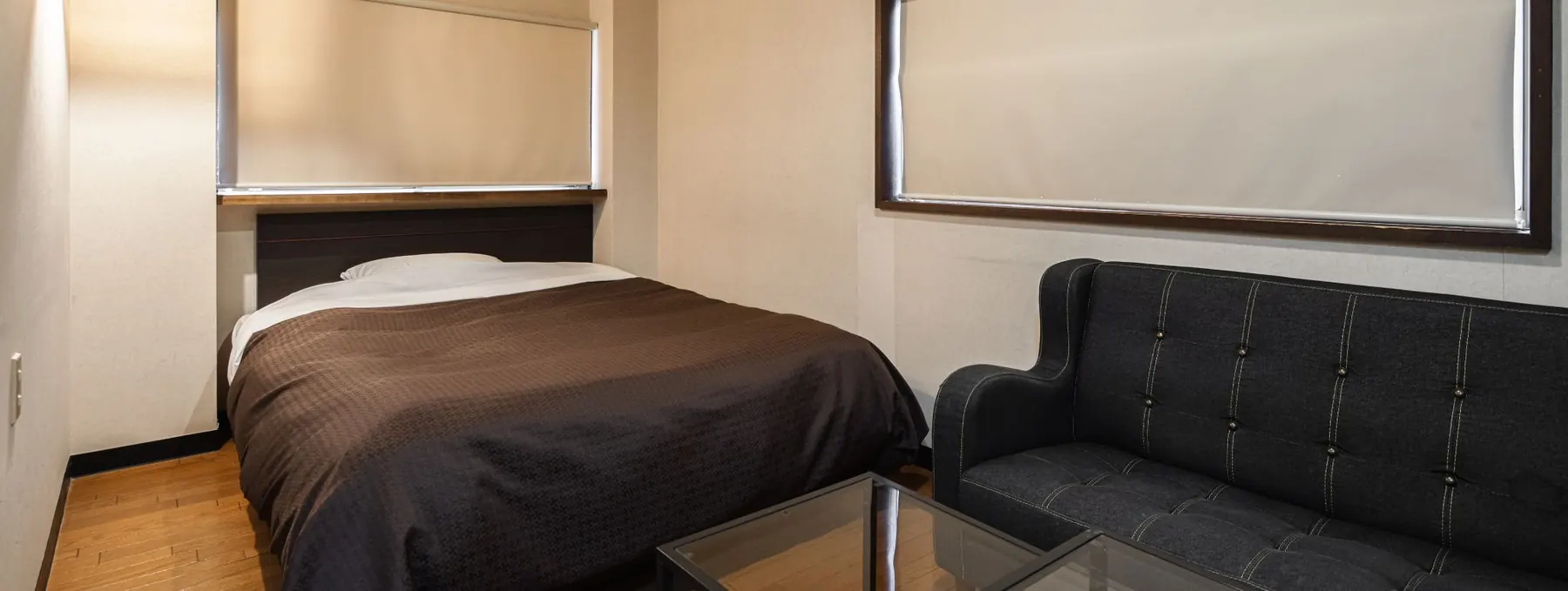 Compact Western business room