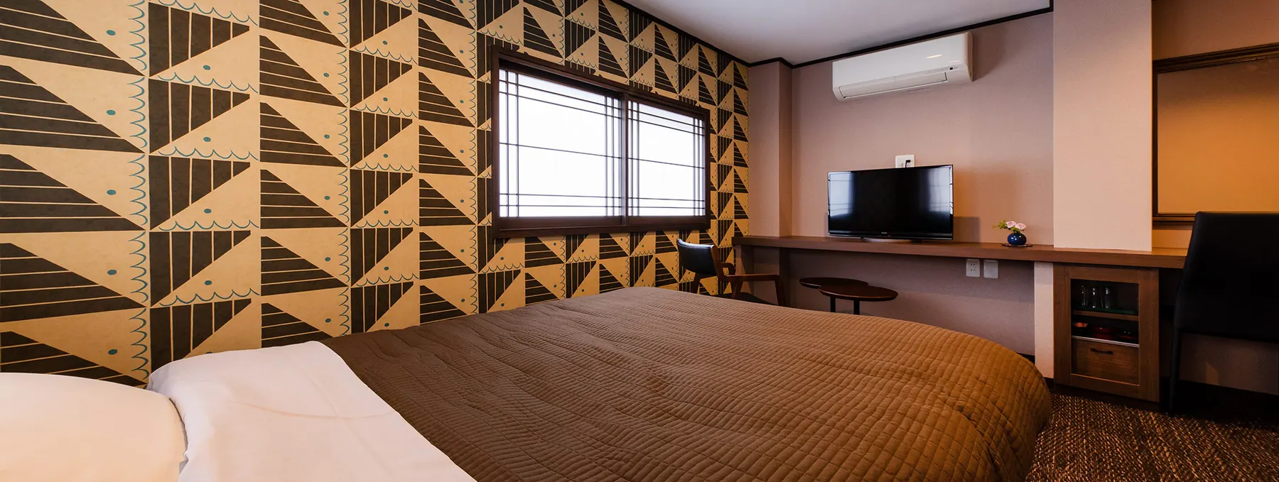 Double bed and Yumeji-inspired wallpaper