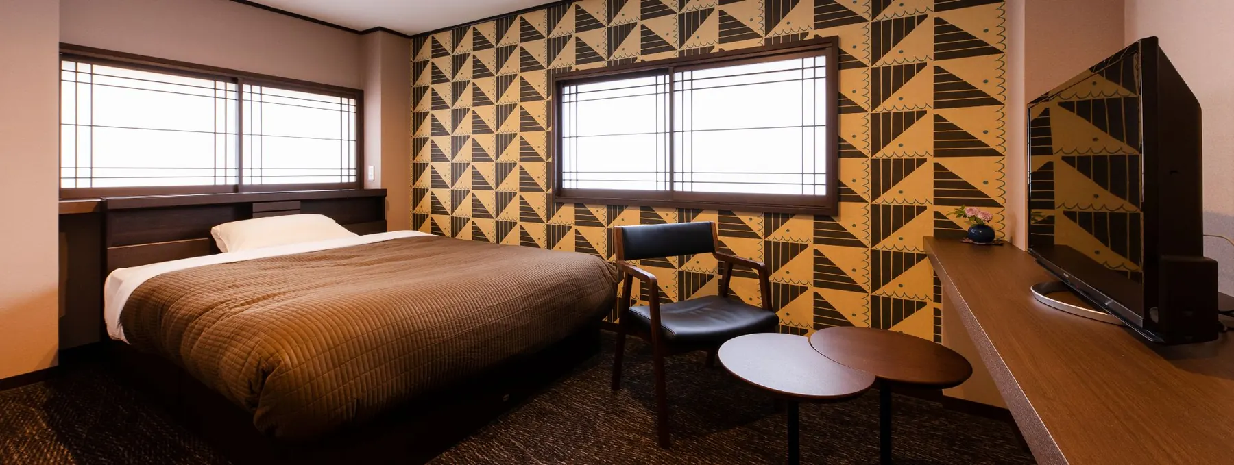 Double Room with Takehisa Yumeji-inspired wallpaper